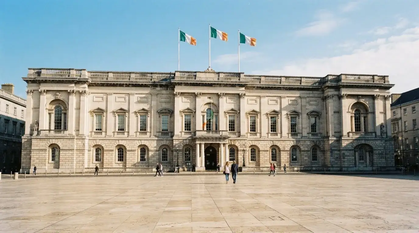 Palazzo istituzionale con bandiere al vento in una piazza soleggiata — casino dal vivo online